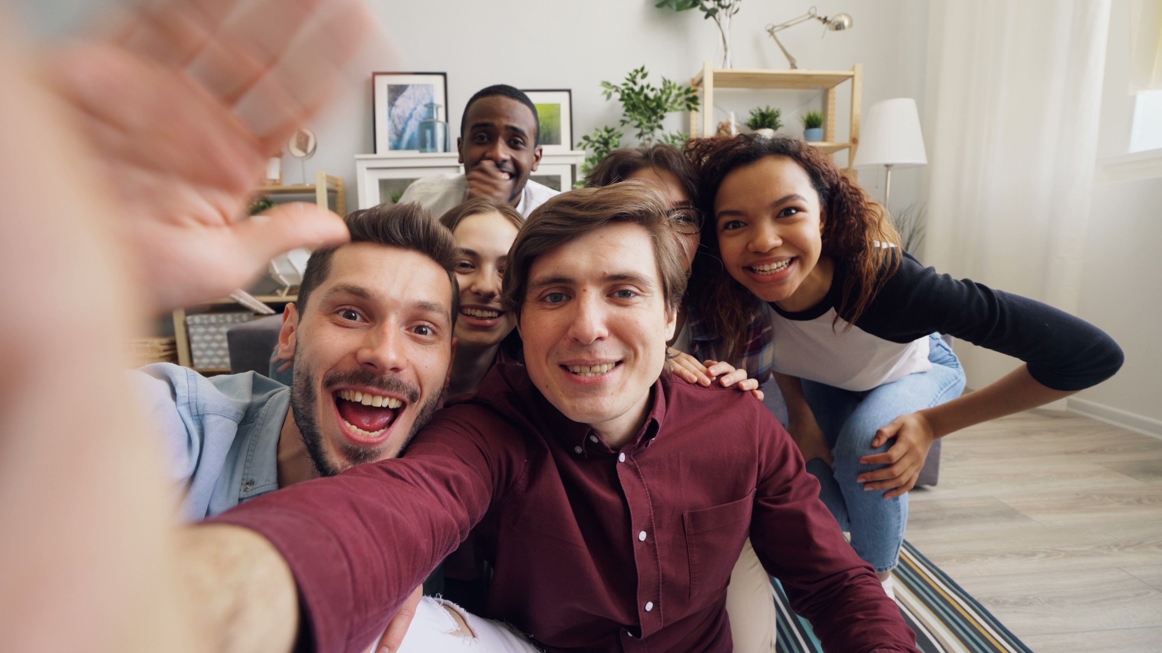 Uśmiechnięta grupa użytkowników Społeczności WebWave robiąca sobie selfie