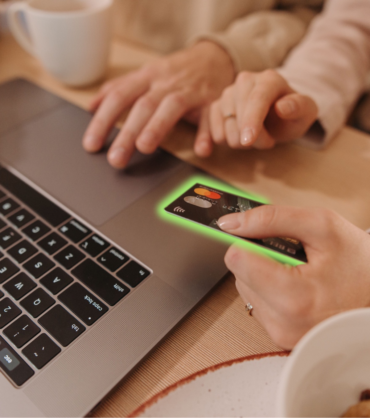 Zakupy online — płatność kartą zbliżeniowo przy laptopie